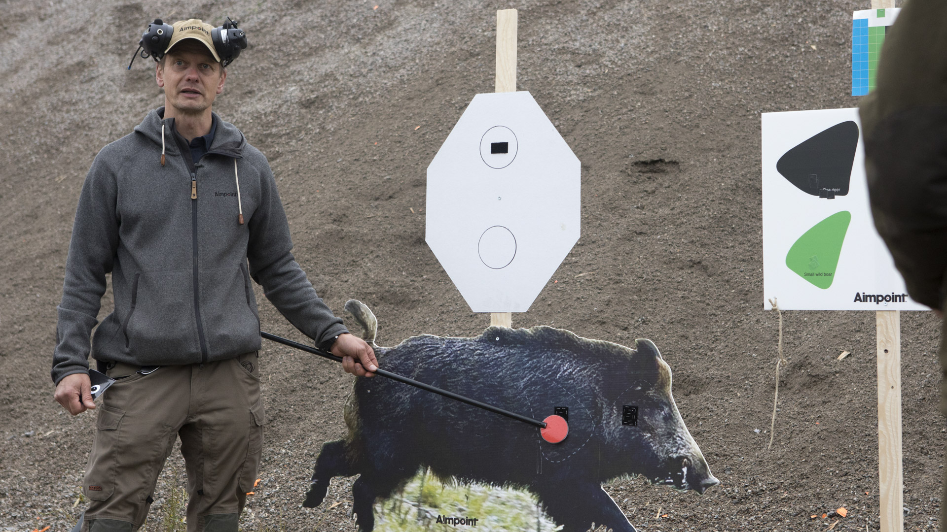 Gli esercizi preliminari svolti alla Shooting Academy di Aimpoint puntano a far prendere confidenza sull'esatto punto di mira, la cosiddetta killing zone