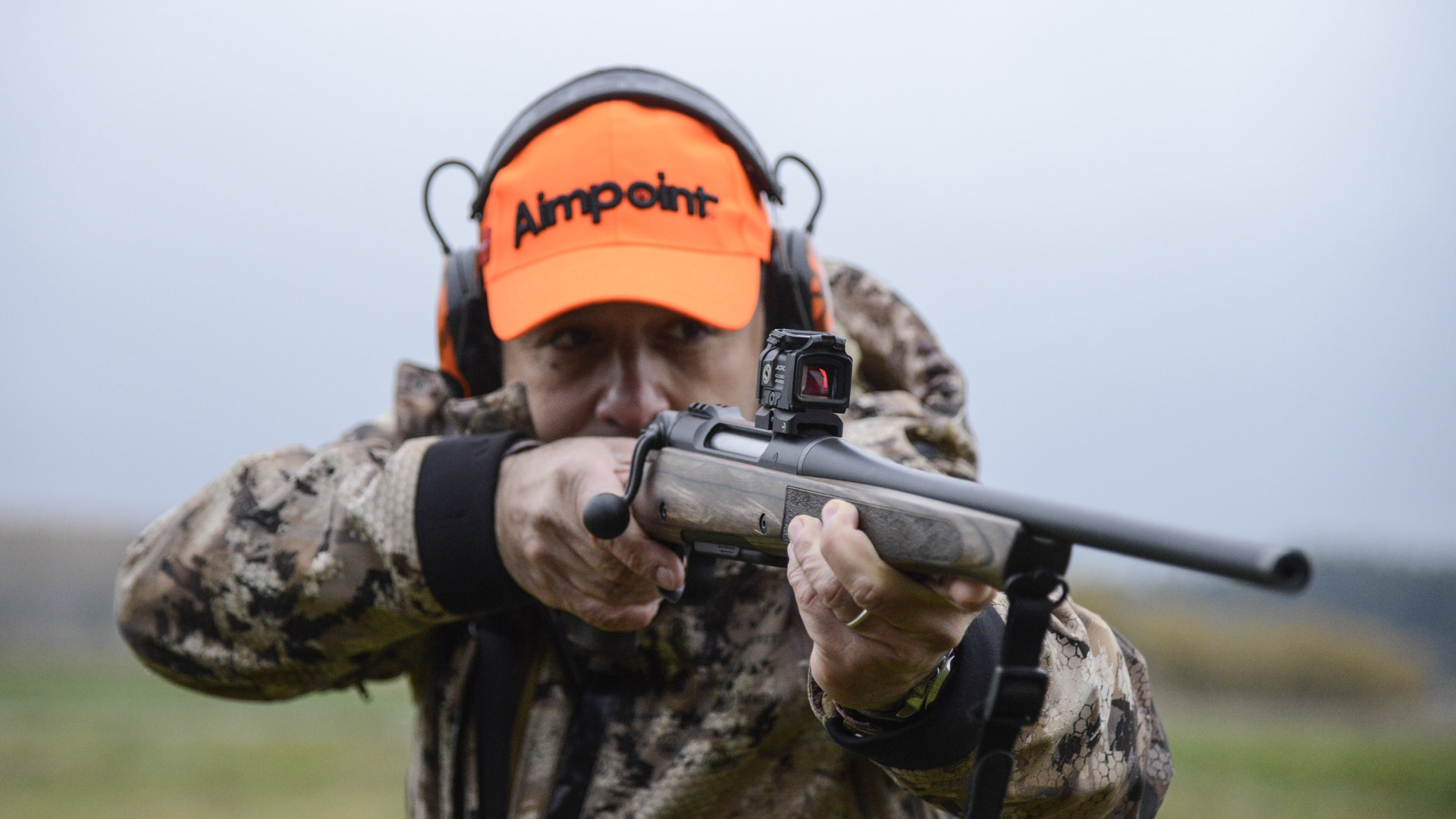 Aimpoint è l'azienda che ha determinato più di altre il successo dei sistemi di puntamento a punto rosso. La sua Shooting Academy è un punto di riferimento per chi desidera migliorare la propria efficienza nel tiro in battuta