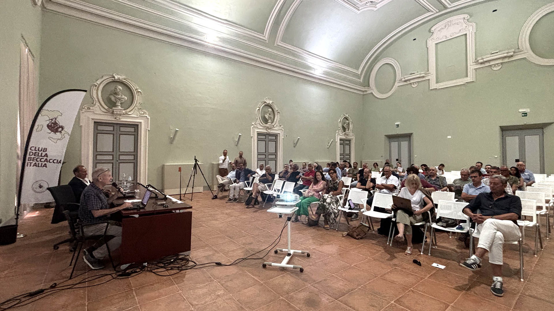 La conferenza si è tenuta nel cuore rinascimentale di Urbino, tra le sale storiche del Palazzo Collegio Raffaello, al cospetto di un pubblico di tecnici e di appassionati