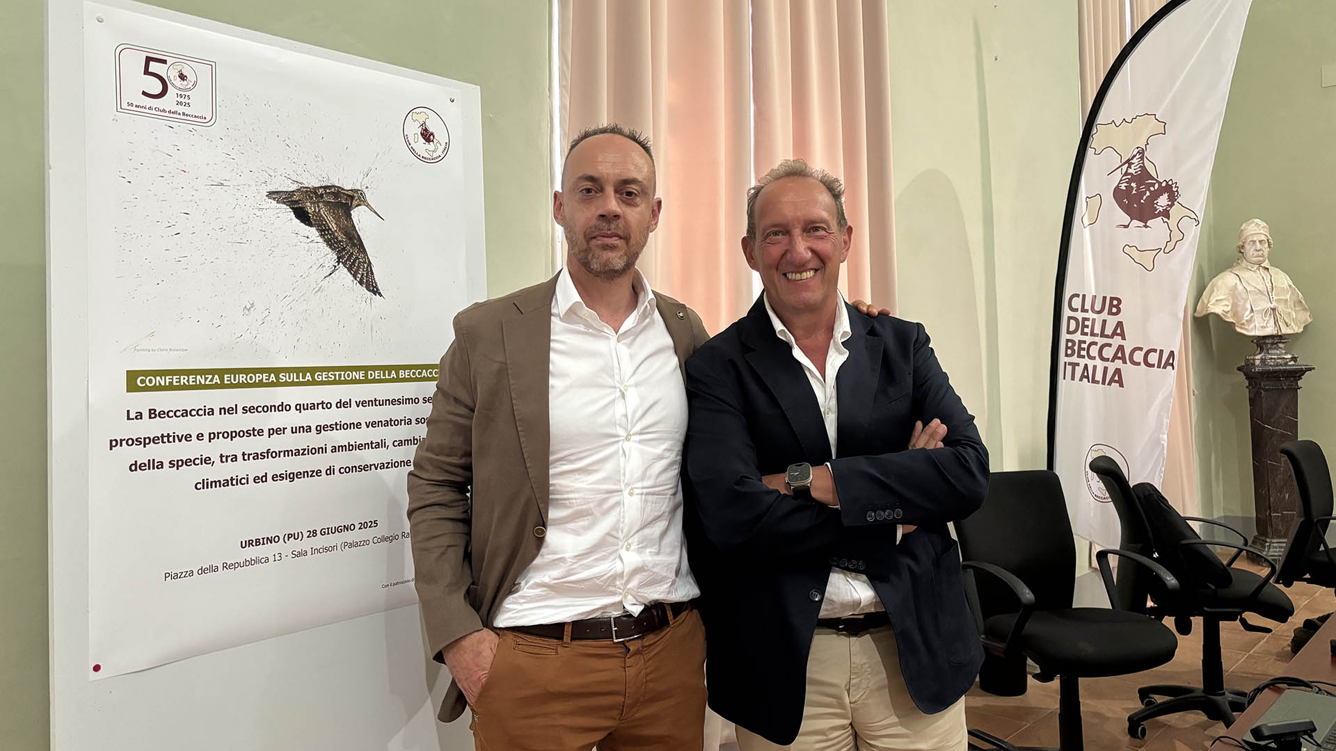 Giovanni Giuliani, presidente del Club, tecnico e cacciatore, insieme a Giacomo Cretti — moderatore dell’incontro, giornalista e volto noto di CacciaTV (a destra)