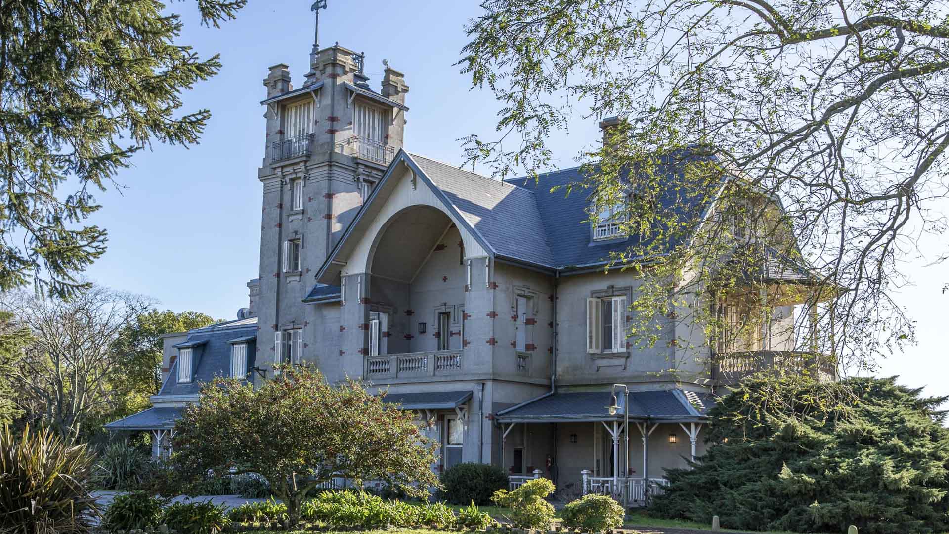 Los Crestones è una testimonianza dell'ospitalità argentina – un'estancia del XIX secolo restaurata con standard cinque stelle. Situata a Castelli, provincia di Buenos Aires