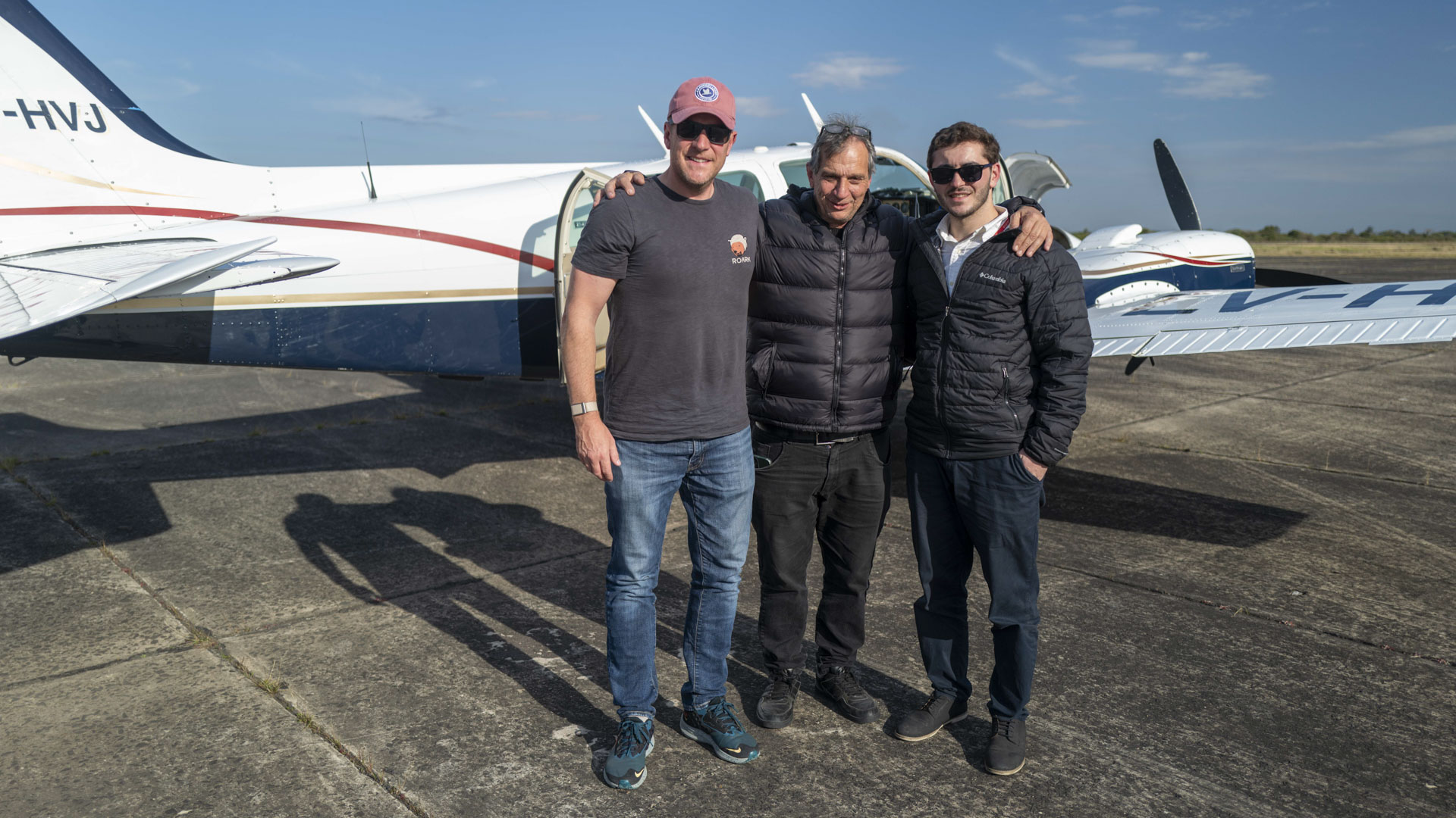 Simon K. Barr, a sinistra, per muoversi sull'immenso territorio argentino ha approfittato dei servizi forniti da Sundown Jet, un vettore charter che fornisce collegamenti con tutte le principali aree di caccia