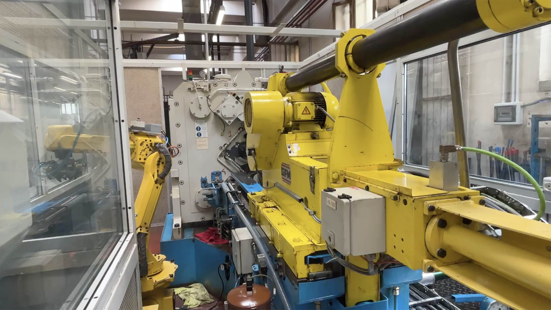 La martellatura a freddo utilizza la deformazione plastica del metallo ed è una delle tecnologie impiegate da Sabatti; all'interno dello sbozzato viene introdotto un mandrino sul quale è riprodotto in negativo il profilo che dovrà assumere l'anima