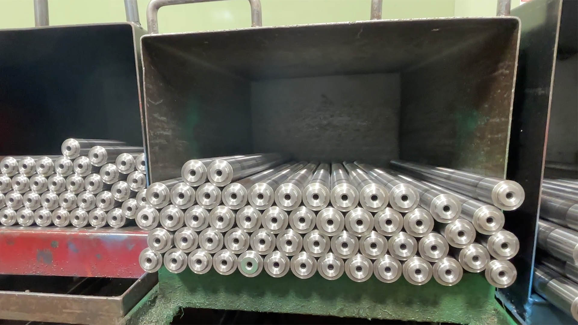 Canne in lavorazione all'interno di Sabatti, azienda rinomata per la produzione di questo elemento centrale delle carabine a canna rigata