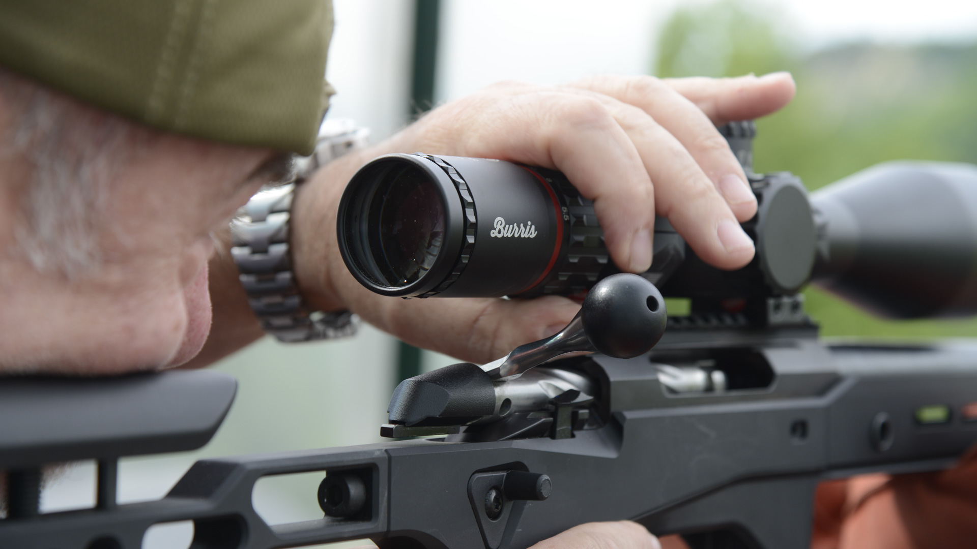 Nella gamma Burris, è particolarmente interessante è il cannocchiale Veracity PH - Professional Hunter, che utilizza il sistema Programmable Elevation Knob: una torretta di elevazione programmabile e priva dei tradizionali click, affiancata da un display
