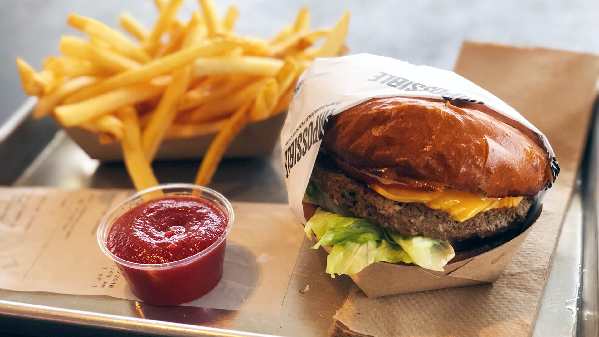 Impossible Burger è uno dei prodotti simbolo delle alternative vegetali alla carne, sviluppato per riprodurne aspetto, consistenza ed esperienza di consumo. Un caso emblematico di quel 