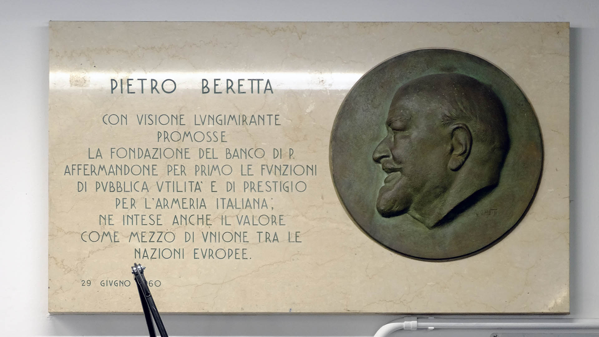 Nella sede storica del Banco nazionale di Gardone è collocata questa lapide che ricorda chi si adoperò per la sua nascita