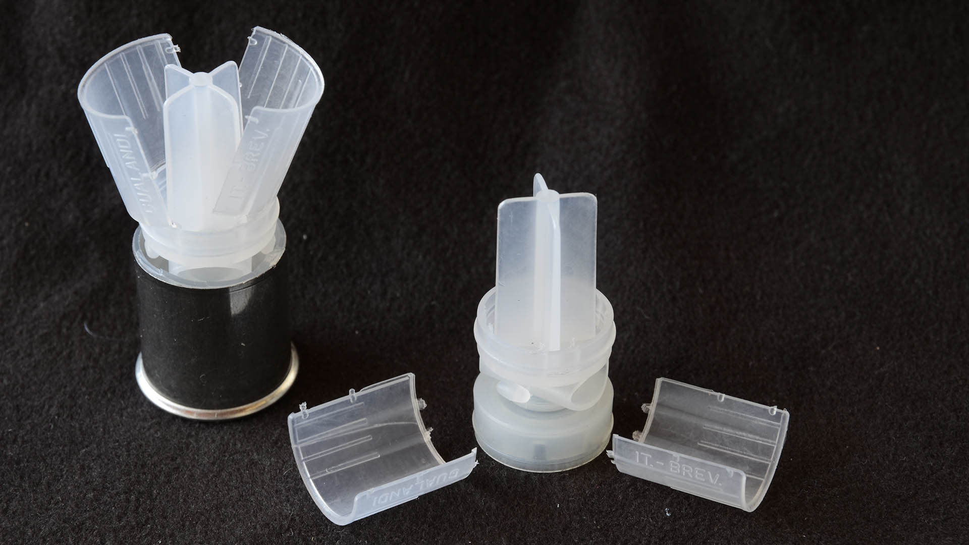 Un grande classico, utilizzato sia nell'ambito delle cartucce commerciali, sia nell'ambito della ricarica casalinga; il dispersore Gualandi, disponibile nel calibro 12 e nel calibro 20. Si tratta di un contenitore plastico con due alette a frattura programmata, con all'interno un dispersore longilineo a croce