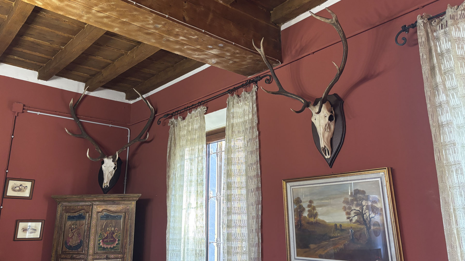 L'interno curato della casa di caccia dell'Azienda agrituristico-venatoria Portalupa