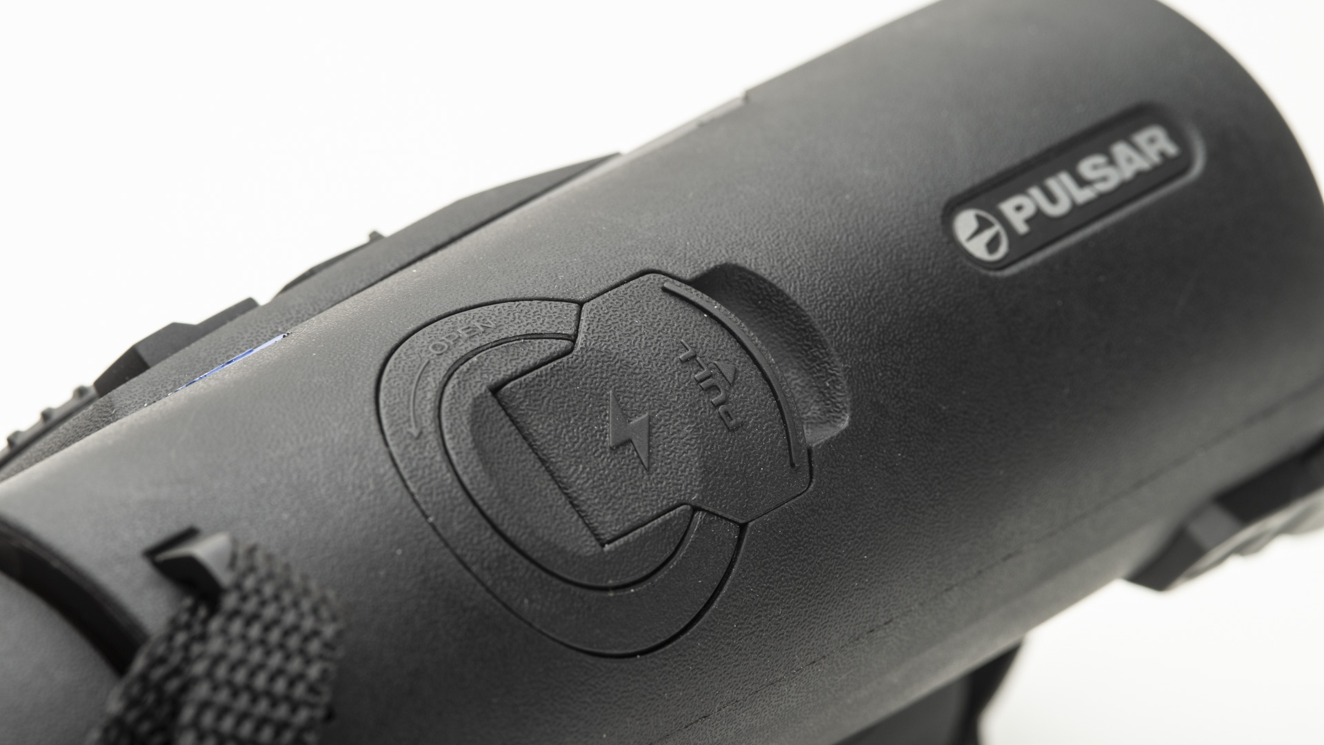 Sul tubo destro è ricavato l'alloggiamento per la batteria ricaricabile APS5 che alimenta il sistema