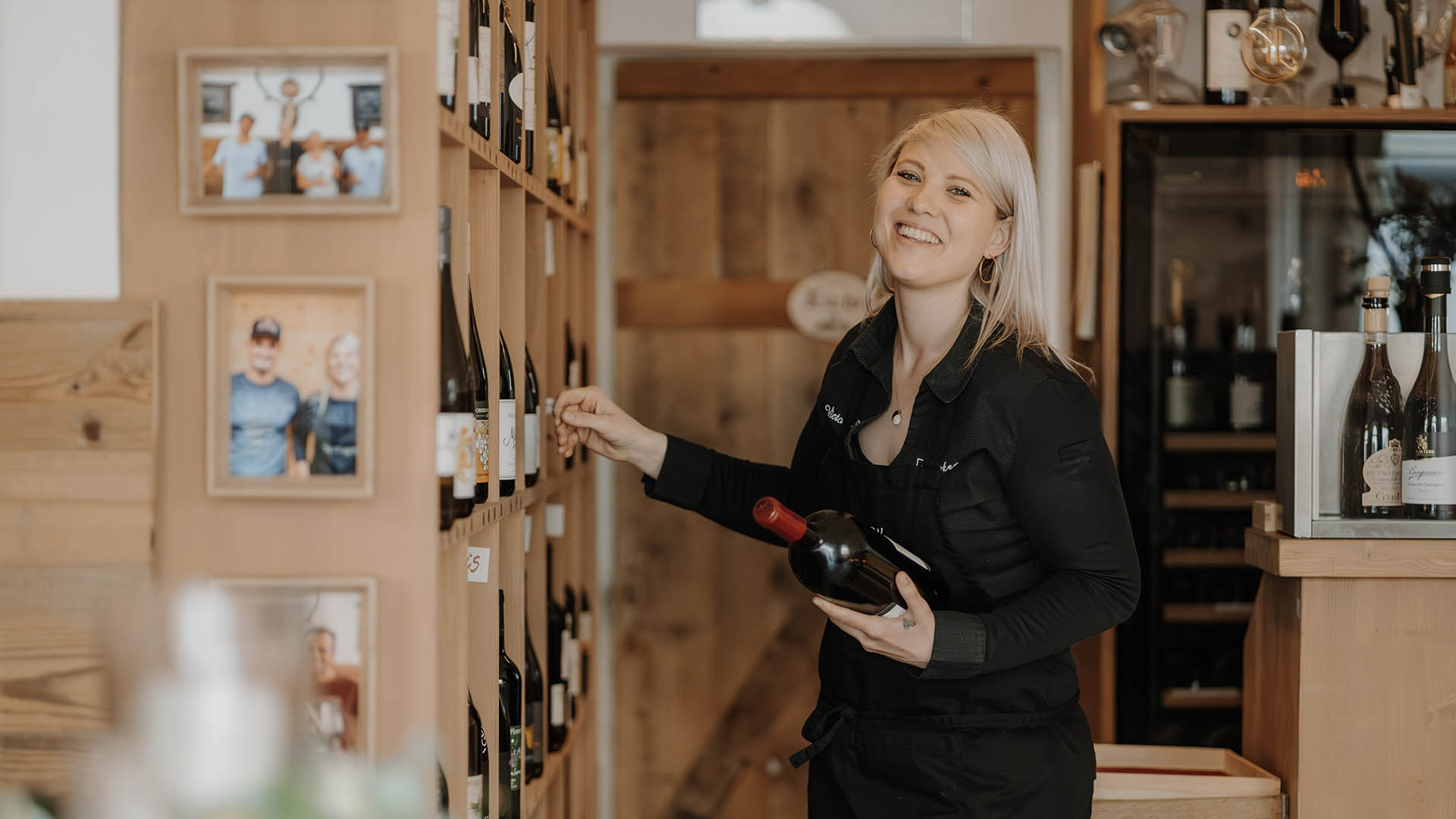 Victoria Walder, cuoca e cacciatrice, accompagna la sua proposta gastronomica con un'attenta valorizzazione dei prodotti del territorio, dai vini altoatesini alla selvaggina della Val Venosta