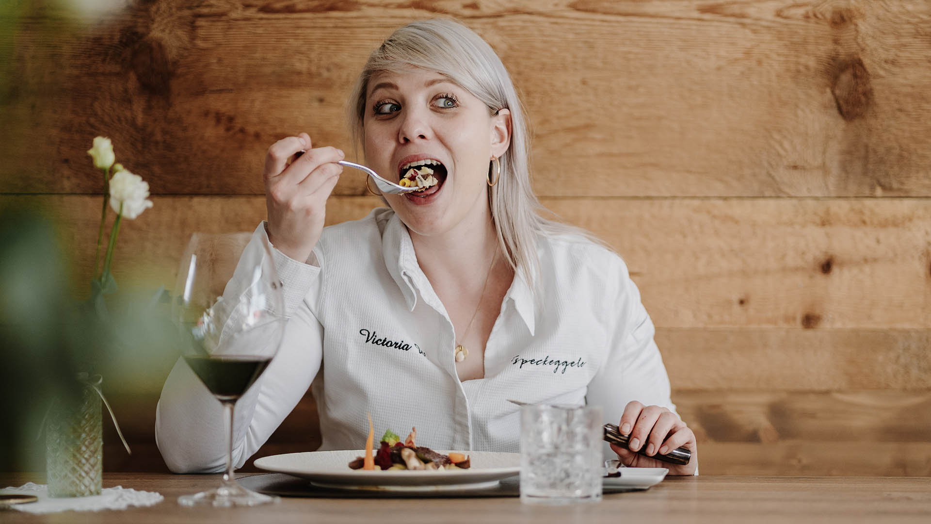 Victoria Walder in un momento di convivialità allo Speckeggele di Silandro, il ristorante dove esprime la sua passione per la cucina e i sapori della Val Venosta