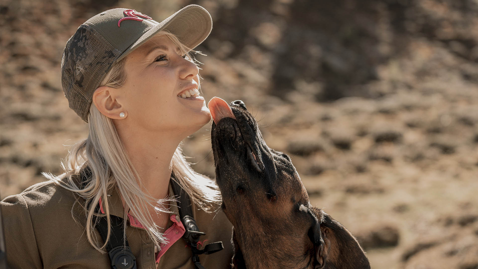 Victoria Walder con un cane da traccia tra le montagne della Val Venosta, un territorio al quale è profondamente legata e che rappresenta il punto d'incontro tra la sua passione venatoria e la sua cucina
