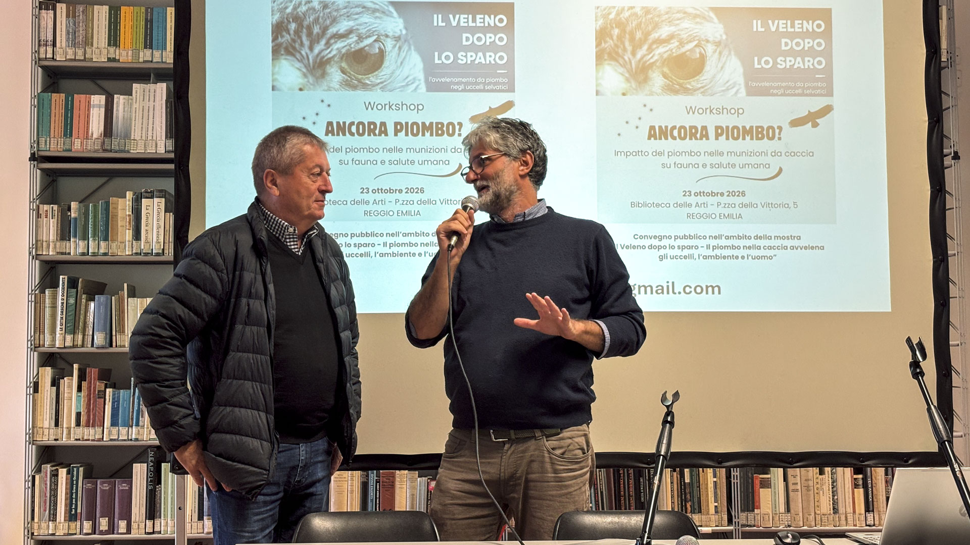 Andrea Bassi, organizzatore insieme a Gloria Ramello del convegno, dialoga con Moreno Morganti, presidente URCA Gestione Fauna e Ambiente dell'Emilia-Romagna. URCA ha confermato di avere una visione realista e aperta al futuro