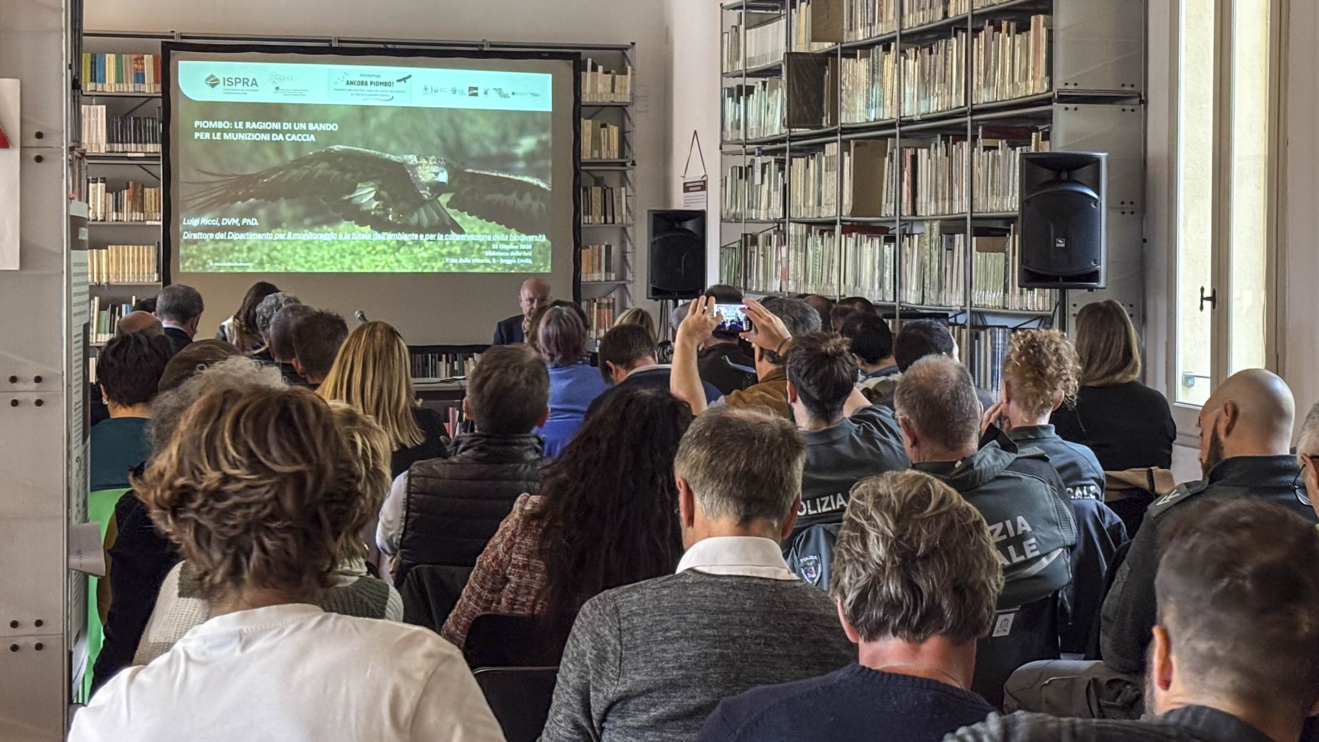 La sala della Biblioteca delle Arti di Reggio Emilia, dove si è svolto il convegno. Tra il pubblico, ambientalisti, cacciatori, studiosi e una folta rappresentanza delle Polizie locali della Regione
