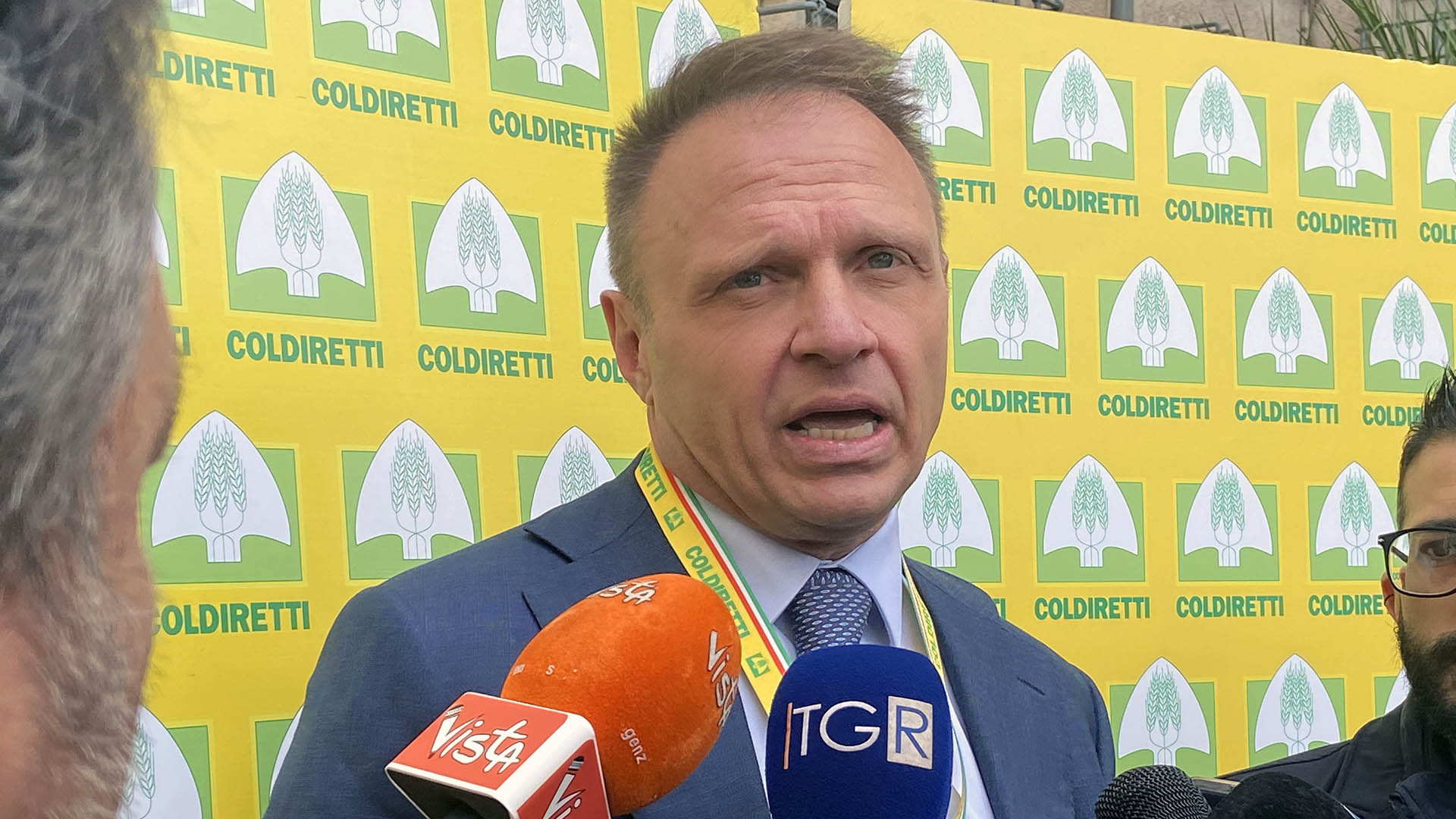 Il ministro Lollobrigida nel corso del suo intervento ha espresso due concetti importanti: che «Il lupo è una specie sovradimensionata sul territorio nazionale» e che gli abbattimenti selettivi delle specie cacciabili puntano al prelievo dei capi in eccesso per «riportarli in un quadro di sostenibilità ambientale ed economica»