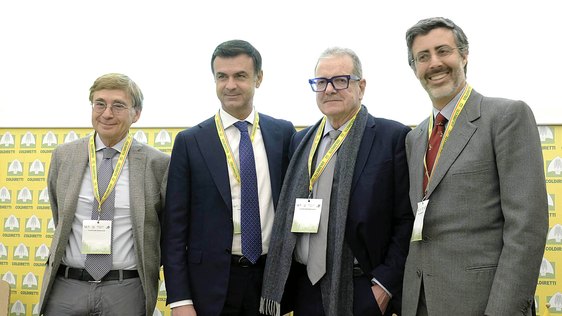 I rappresentanti delle associazioni che hanno dato vita all'incontro. Da destra: Niccolò Sacchetti - presidente di Agrivenatoria biodiversitalia, Maurizio Zipponi - presidente di Fondazione Una, Ettore Prandini - presidente di Coldiretti e Vincenzo Gesmundo - presidente di Federparchi
