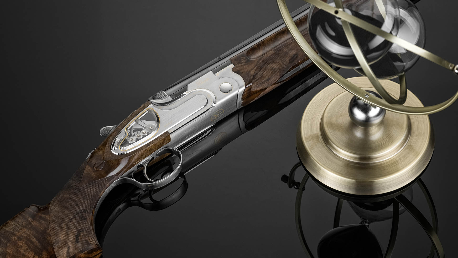 Beretta celebra i 500 anni con SO10 Kronos, un pezzo unico sviluppato con La Vallée che svela la meccanica sidelock attraverso cartelle in cristallo di zaffiro