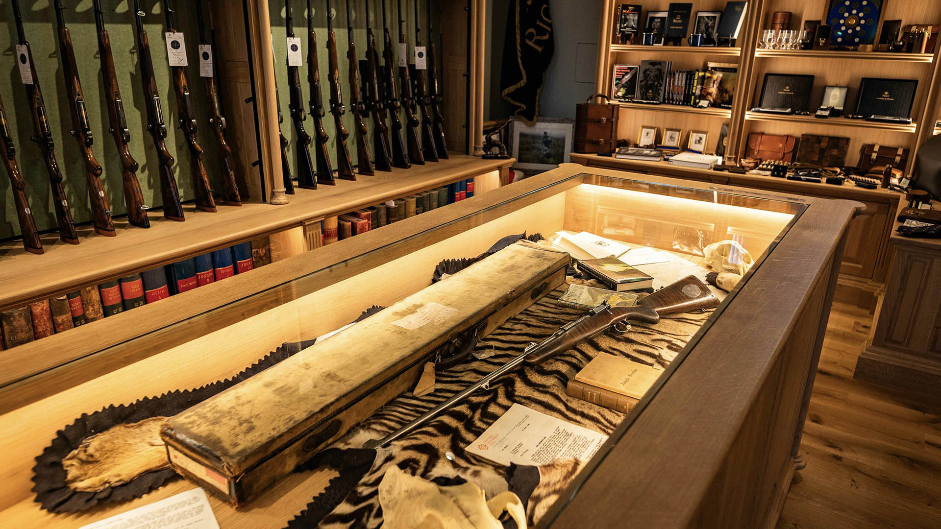 Lo showroom con la carabina appartenuta a Jim Corbett, cacciatore e naturalista britannico