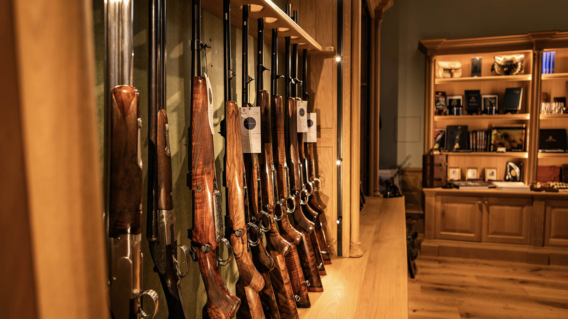 Un'immagine dello showroom con la rastrelliera delle armi di produzione moderna