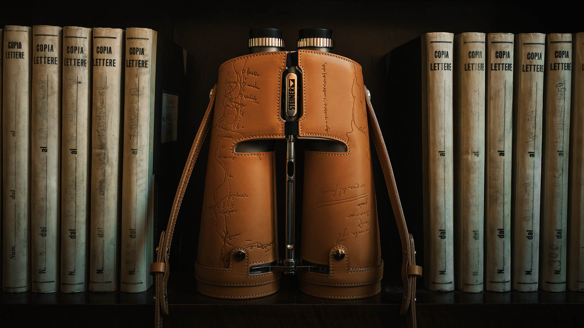 Il binocolo Steiner x Beretta 500 con la protezione integrale in pelle realizzata artigianalmente a Colonia, uno degli elementi distintivi dell'edizione limitata a 25 esemplari