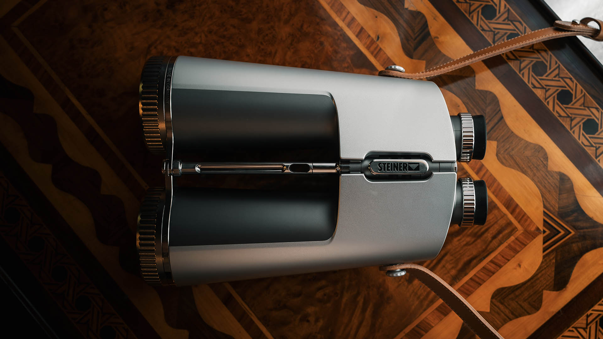 Il corpo monolitico in alluminio, ricavato dal pieno mediante lavorazione CNC a cinque assi, presenta finiture satinate ed elementi in acciaio inox lucidati a specchio. Il design richiama le linee delle armi Beretta
