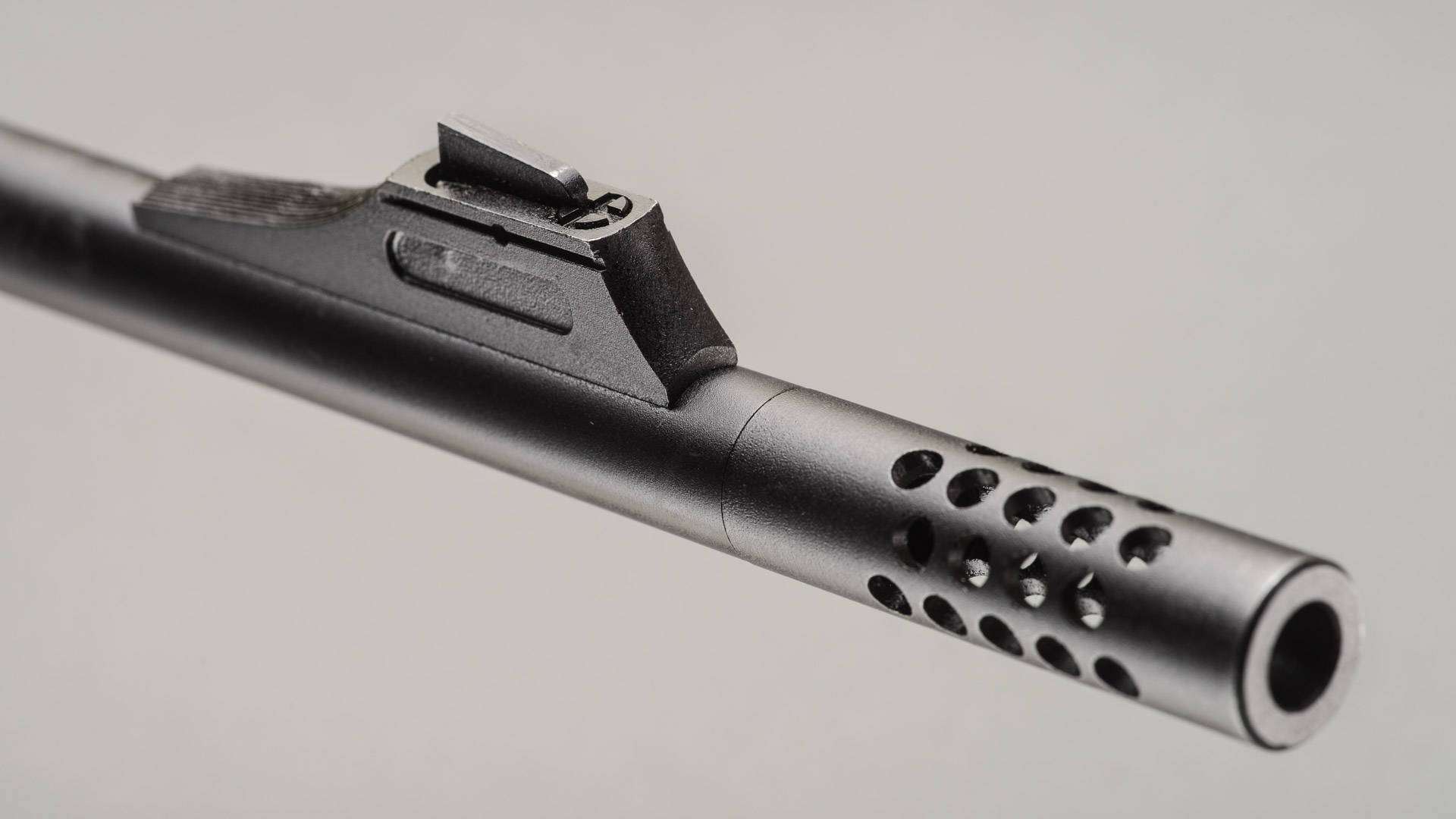 Freno di volata radiale montato su una carabina bolt action Sabatti Saphire. Utilissimo a ridurre il rinculo percepito e l'impennamento della canna, modifica inevitabilmente l'estetica dell'arma