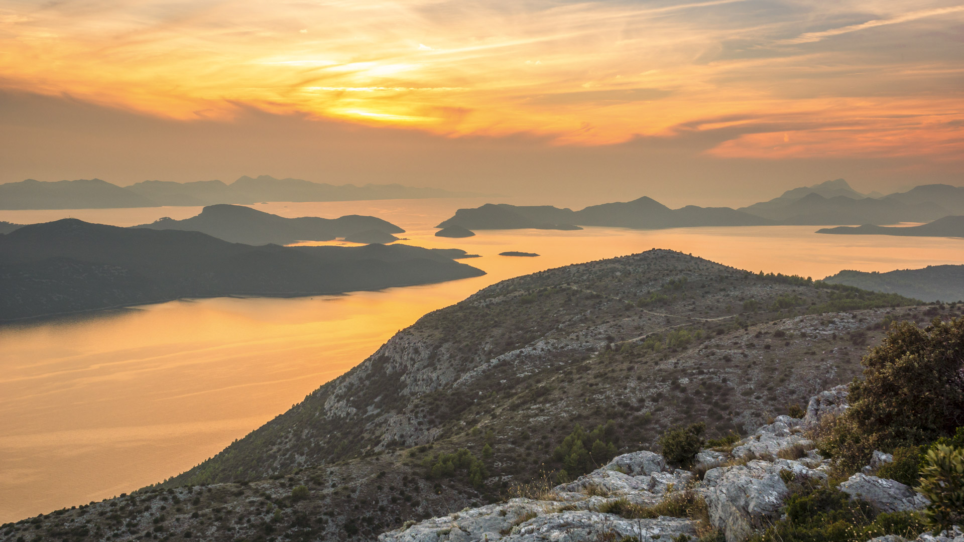 Alba adriatica, con una splendida vista sul mare e le isole che definiscono la costa croata