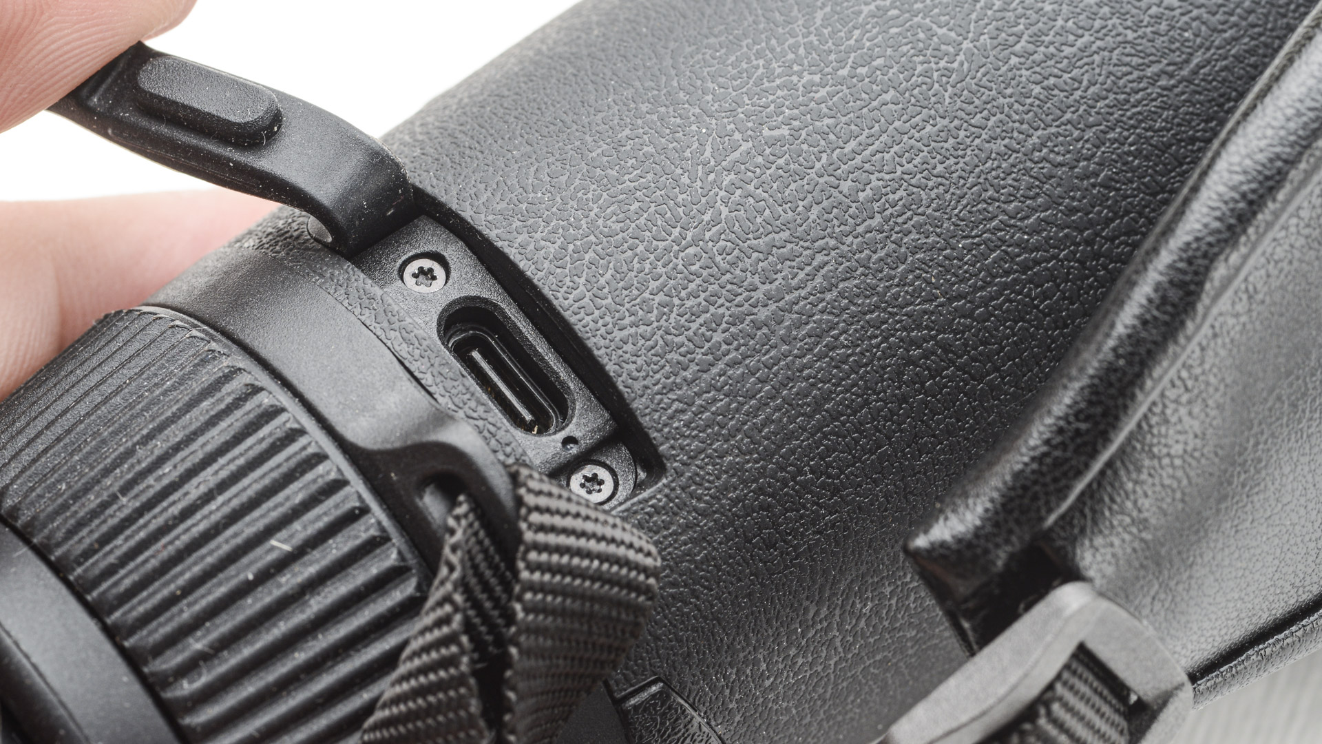 La porta Usb-C collocata in prossimità dell’oculare e protetta da uno sportellino in gomma permette la ricarica da fonte esterna e di accedere al dispositivo per scaricare fotografie e video in esso salvati
