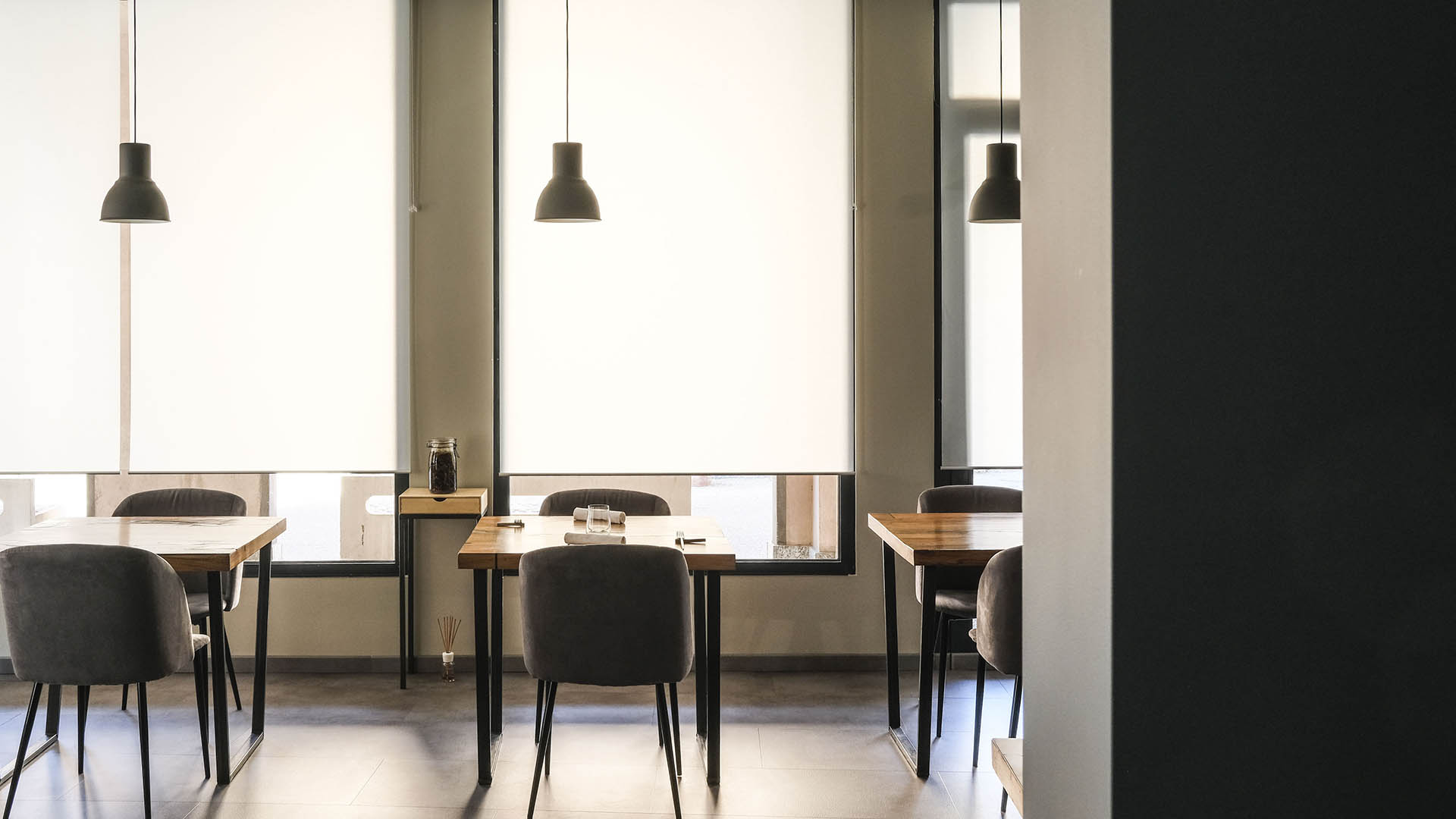 Grow  ad Albiate, al piano terra di un edificio dalla tipica architettura lombarda con i portici. L'interno presenta un arredamento dai toni minimali