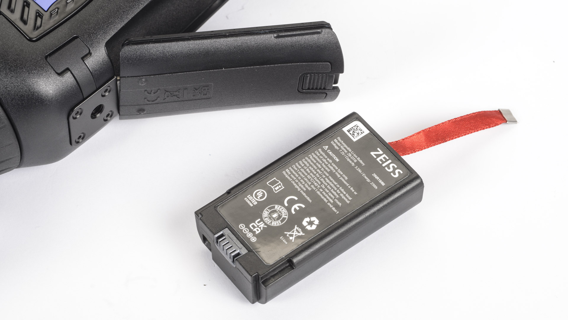 La batteria da 7,2 V fornita a corredo dello strumento garantisce 6 ore e mezzo di operativit ininterrotta