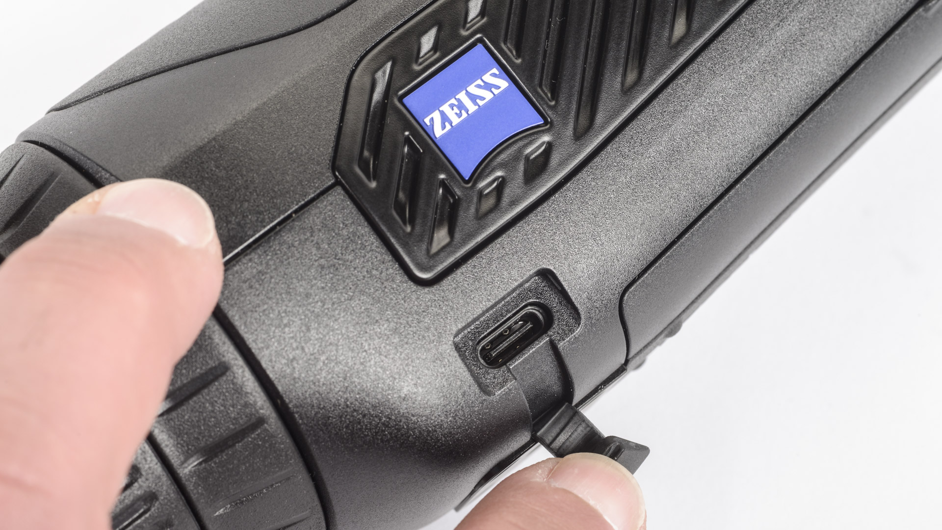 A destra  posizionata una porta Usb-C - opportunamente protetta dagli agenti atmosferici - che permette il caricamento dell'accumulatore e il download dei dati (fotogrammi e video) immagazzinati della memoria interna da 16 Gb