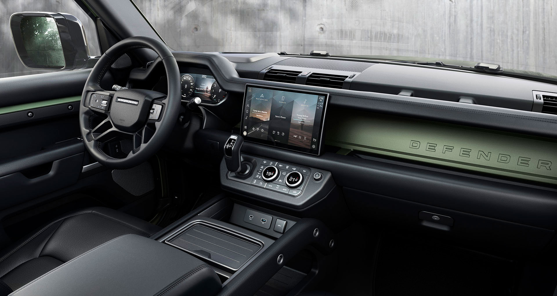 La tecnologia include, tra l'altro, 3D Surround Camera, Meridian Sound System, sistema di infotainment Pivi Pro da 11,4 pollici, presa di ricarica domestica, Wi-Fi Enabled with Data Plan, Head-Up Display e Wireless Device Charger, Terrain Response configurabile